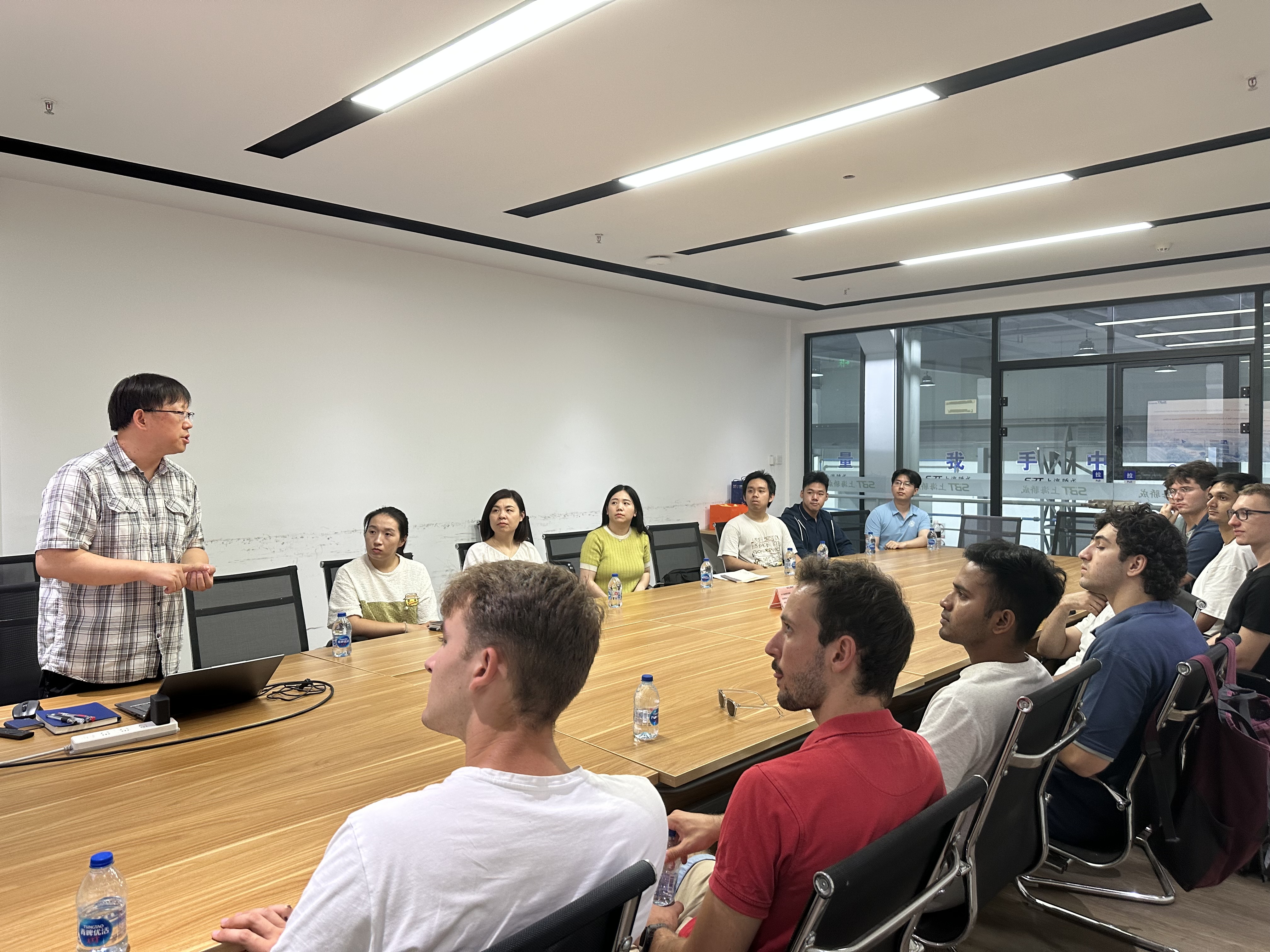 图1 苗刚为大家介绍企业情况.jpeg