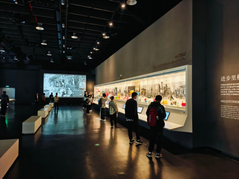 1762178655850211.jpg 图片2:同学们认真参观历届世博会的代表性展品_resized.jpg