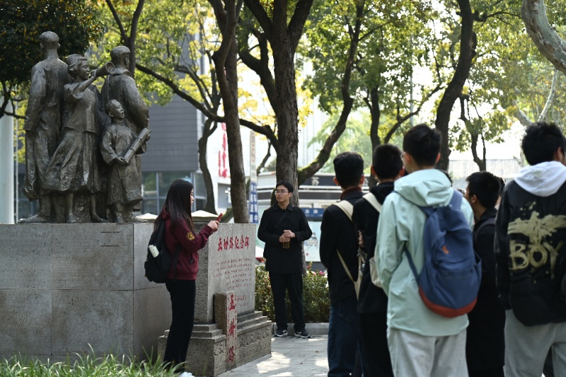 1762338992116640.jpg 图2 邵锐敏同学介绍五卅运动_resized.jpg