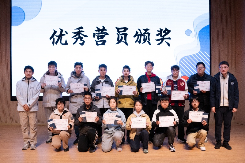 图4 优秀营员颁奖_resized.jpg