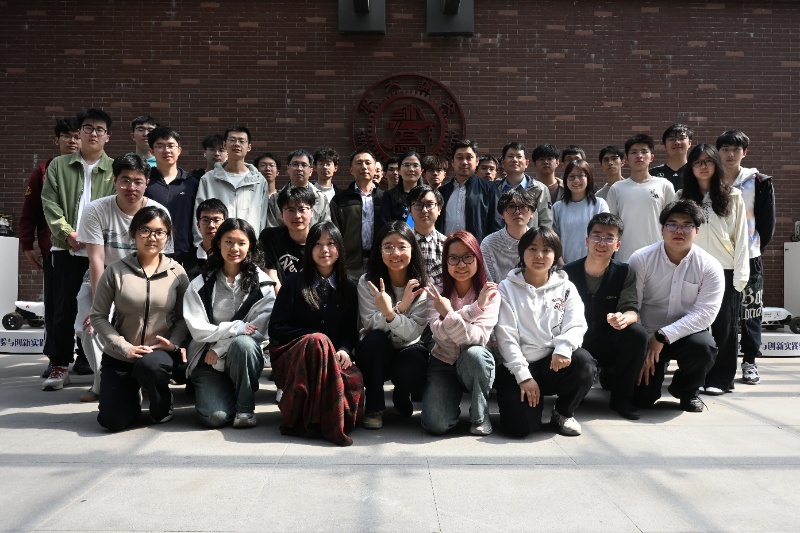 图1  评委及参赛人员合影_resized.JPG